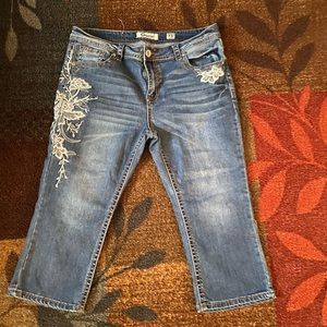 NWOT Charme Ladies cropped capri jeans with floral embroidered flowers, size 33
